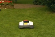 Robot koszący trawę