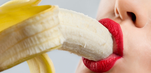 kobieta jedząca banana