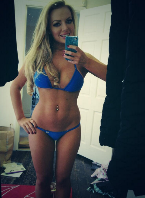 Hannah Claydon w niebieskim bikini