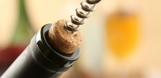 korkociąg otwierający butelkę z winem 