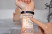 Ekran smartfona na ręce