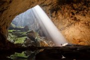Dron w największej jaskini świata