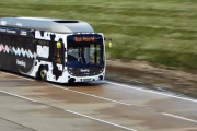 Rekord pędkości autobusu napędzanego na krowie placki