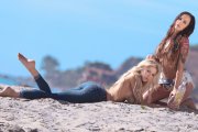 Daisy Lea i Tegan Ashley - seksbomby na plaży