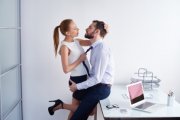 Polityk chce płacić za seks w pracy