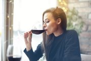 Męski zapach sprawia, że kobiety piją więcej alkoholu