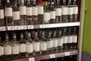 Dlaczego etykiety alkoholi w sklepach są zasłaniane