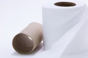 Faceci mierzą swoje penisy rolkami po papierze toaletowym