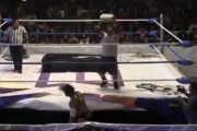 Wrestler rzucił betonowym blokiem w głowę przeciwnika
