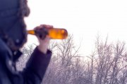 Zimowa pogoda sprawia, że ludzie piją więcej alkoholu