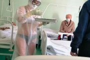 “Rozpalona” pielęgniarka w samej bieliźnie pod przezroczystym kombinezonem