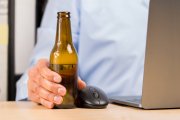 Sprzedaż alkoholu przez internet. Projekt ustawy trafił do sejmu