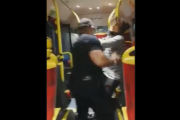 Ochroniarz kanara miotał nastolatkiem po autobusie. Pasażerka nagrała zajście