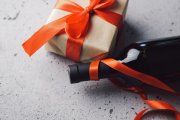 Jak bezpiecznie i efektownie zapakować wino i piwo na prezent?