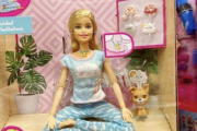 Barbie ćwiczy jogę, a chrześcijańska influencenka uważa, że to może opętać dziecko