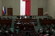 Polacy chcą okrojenia liczby posłów w Sejmie. 150 wystarczy