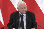 Jarosław Kaczyński tak śpieszył się na mszę z okazji kolejnej miesięcznicy, że znacznie przekroczył prędkość