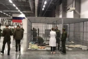 Rosyjskie władze: pijani żołnierze trzymani są w klatkach