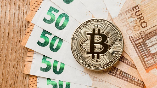 bitcoin-banknotes-arrangement.jpg