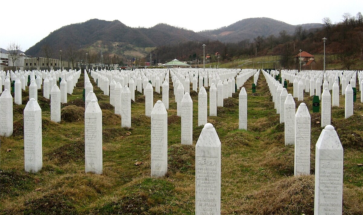 Srebrenica_massacre_memorial_gravestones_2009_1 Srebrenica_massacre_memorial_gravestones_2009_1