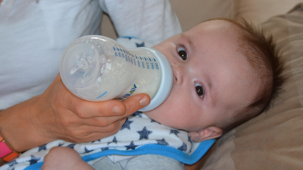 Niemowlę z butelką Niemowlę z butelką