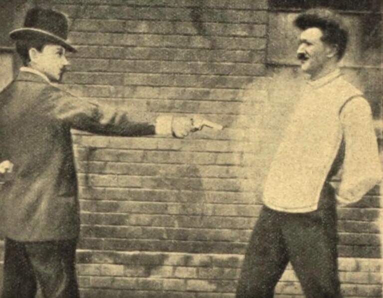 pokaz-kamizelki-kuloodpornej-jana-szczepanika-w-1901-e38df5d8c757f2fb4734e0e7fc68901c_0facba