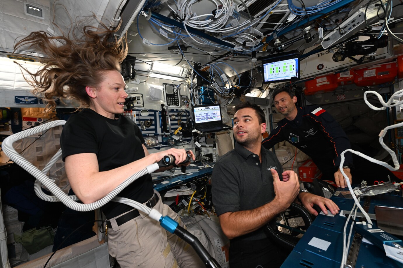 Gv1vOReWYAAREz- Gv1vOReWYAAREz-