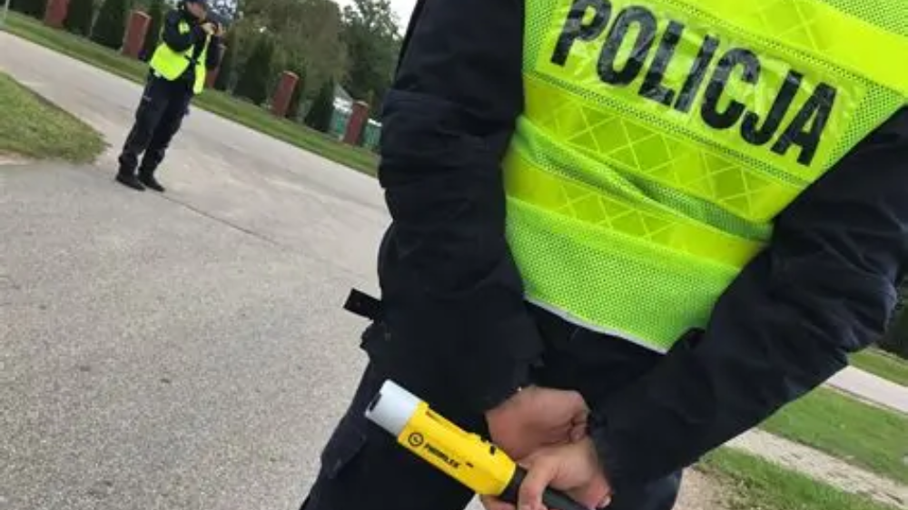 Policjant z alkomatem