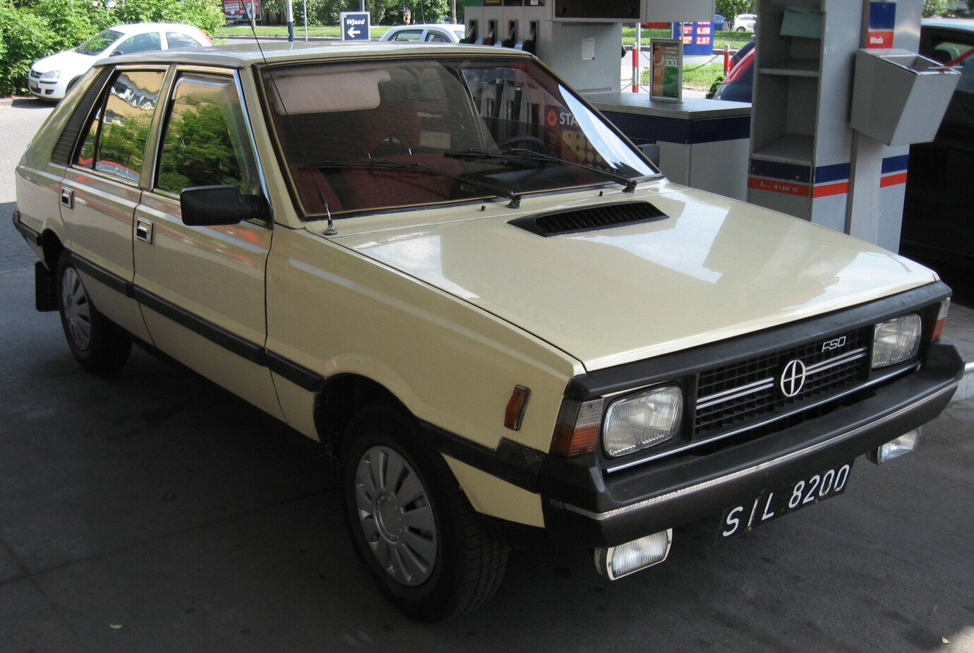 Beige_FSO_Polonez_MR'83_1.5_L_with_rectangular_headlights_in_Kraków.jpg beige-fso-polonez-mr-83-aa-5-l-with-rectangular-headlights-in-krakow-bc44e9ae2-aa336fec83ca44549e4752e_02810b
