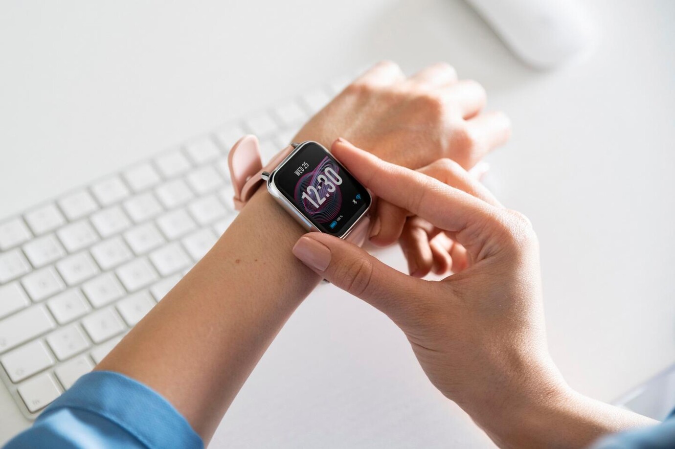 close-up-hand-using-smartwatch-1-6bee3ae34325c2e14823ab8c4098bd68_d40c1a close-up-hand-using-smartwatch-1-6bee3ae34325c2e14823ab8c4098bd68_d40c1a