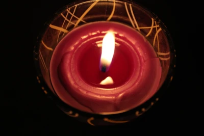 alicja-a-candle-2909390_1920