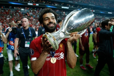 Mohamed_Salah_with_UEFA_Super_Cup