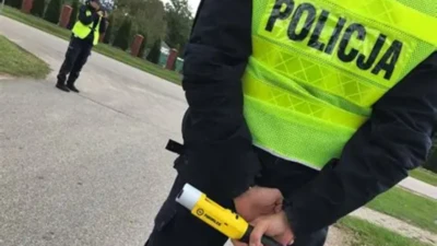 Policjant z alkomatem