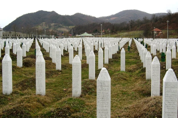 Srebrenica_massacre_memorial_gravestones_2009_1