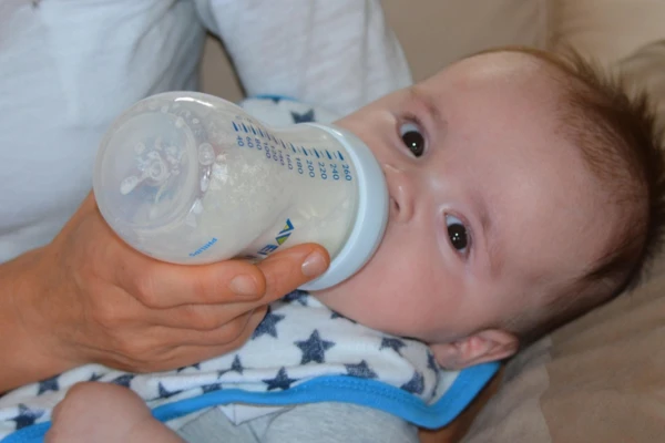 Niemowlę z butelką