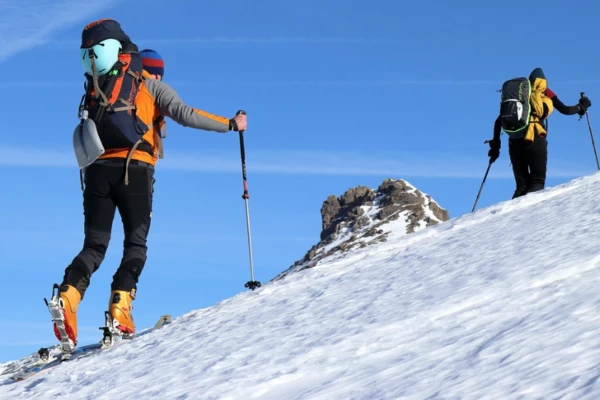 Narciarze w g&oacute;rach