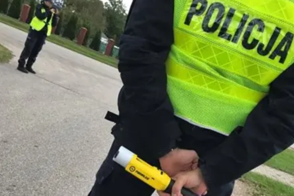 Policjant z alkomatem