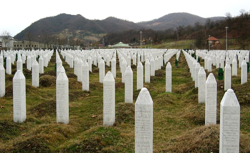 Srebrenica_massacre_memorial_gravestones_2009_1 Srebrenica_massacre_memorial_gravestones_2009_1