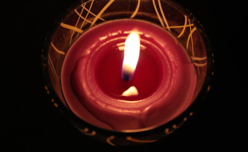 alicja-a-candle-2909390_1920