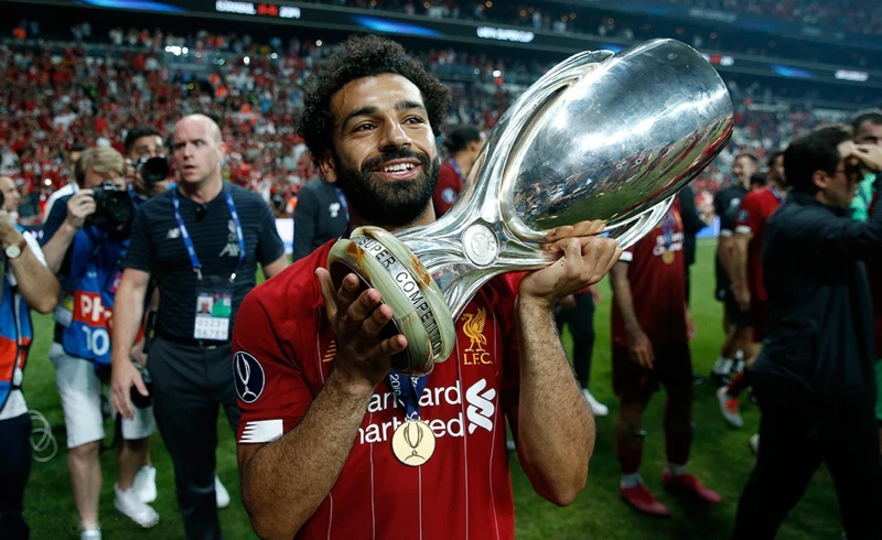 Mohamed_Salah_with_UEFA_Super_Cup