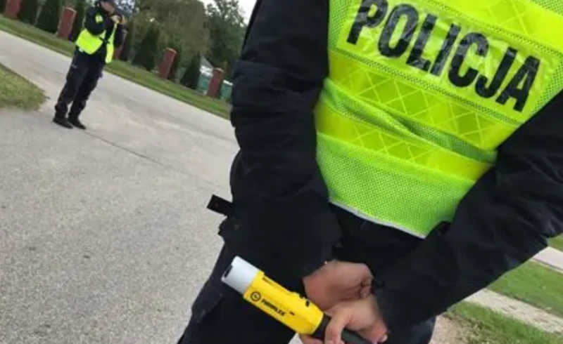Policjant z alkomatem