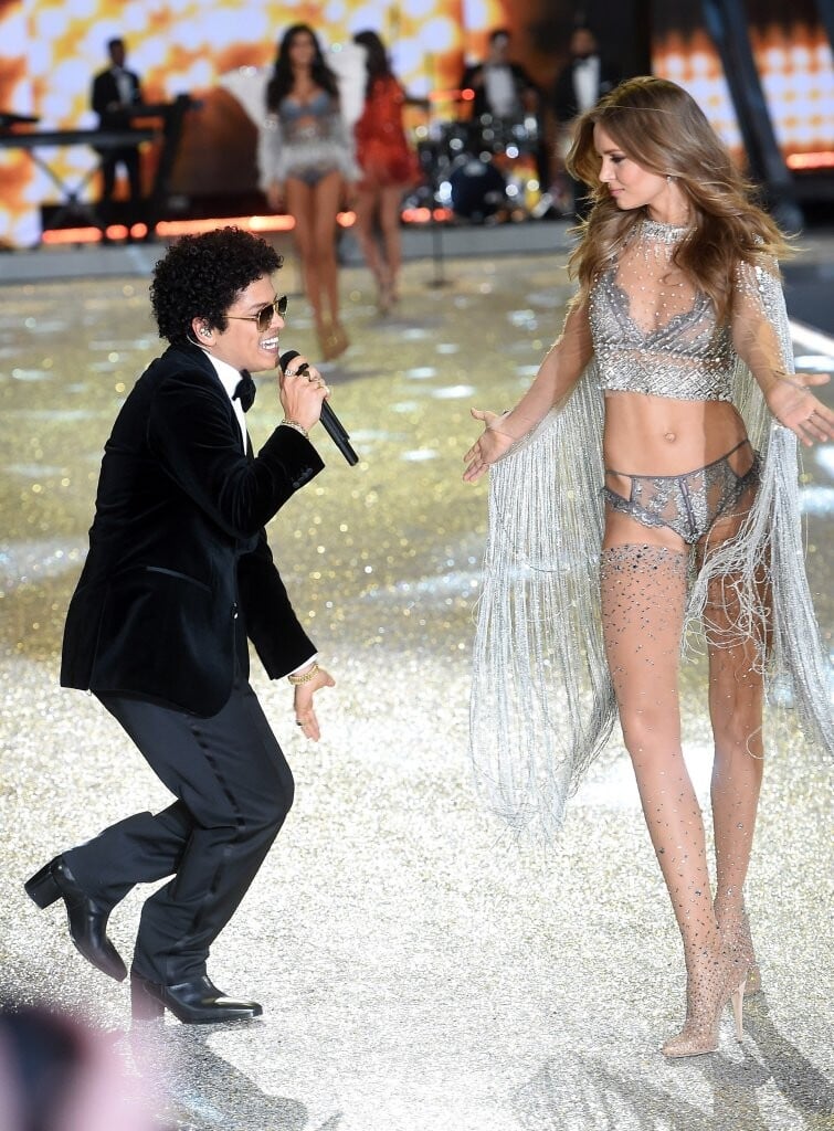 ffn-smg-mnc76-vsfs-runway-1-11302016-52244990-midres-01eeeb030512cd8eb34a035200c7c643_ca3919 ffn-smg-mnc76-vsfs-runway-1-11302016-52244990-midres-01eeeb030512cd8eb34a035200c7c643_ca3919