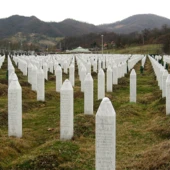 Srebrenica_massacre_memorial_gravestones_2009_1 Srebrenica_massacre_memorial_gravestones_2009_1