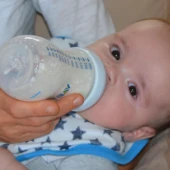 Niemowlę z butelką
