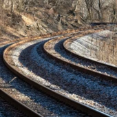 Tory kolejowe, pociąg. Fot. Pixabay.